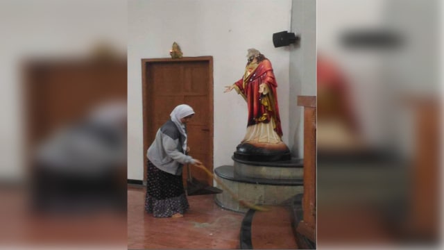 Warga membersihkan Gereja Katolik St Lidwina (Foto: Dok. Suyata)