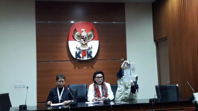 Barang Bukti dan Kartu ATM konpers KPK (Foto: Fadjar Hadi/kumparan)