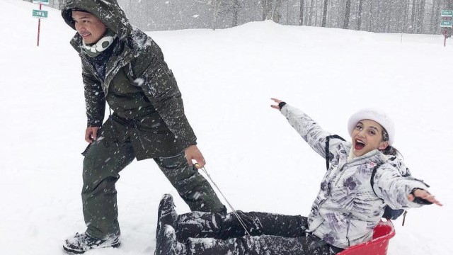 Mereka pun bermain salju dengan kereta luncur. (Foto: Instagram/@chelseaoliviaa)