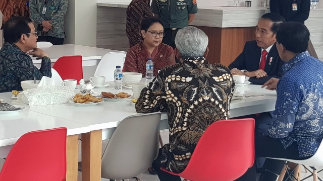 Jokowi Minum Kopi di Kantin Diplomasi Kemlu (Foto: Dok. Istimewa)