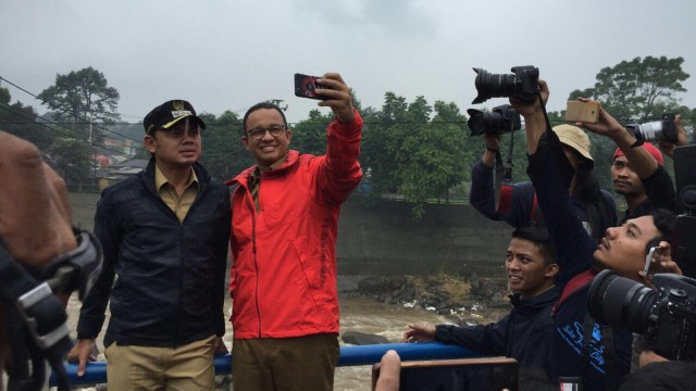 Anies Baswedan swafoto dengan Bima Arya. (Foto: Moh. Fajri/kumparan)