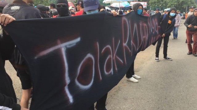 Aksi demo tolak RKUHP di depan Gerbang DPR (Foto: Rafyq Panjaitan/kumparan)