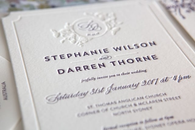 Detil letter press pada undangan pernikahan (Foto: The Distillery)