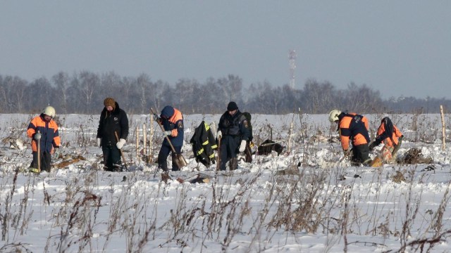 Pencarian puing Saratov Airlines. (Foto: Reuters/Tatyana Makeyeva)