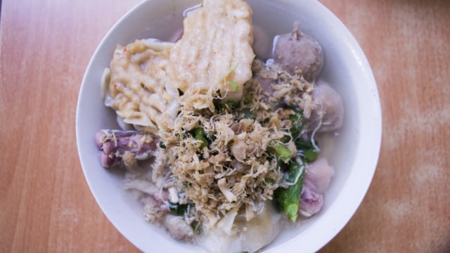 Review: Mie Baso Akung Legendaris yang Muncul di Film 'Dilan 1990' (972308)