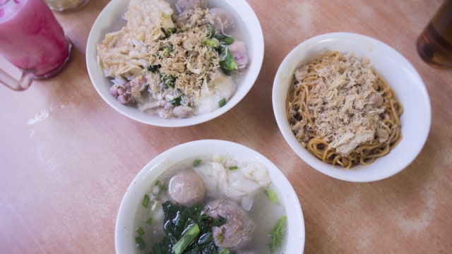 Review: Mie Baso Akung Legendaris yang Muncul di Film 'Dilan 1990' (972306)