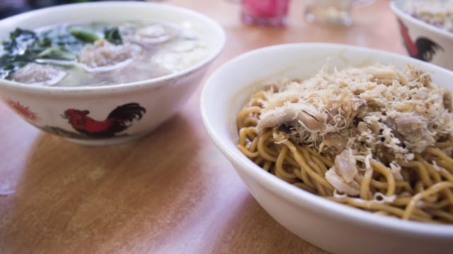 Review: Mie Baso Akung Legendaris yang Muncul di Film 'Dilan 1990' (972309)