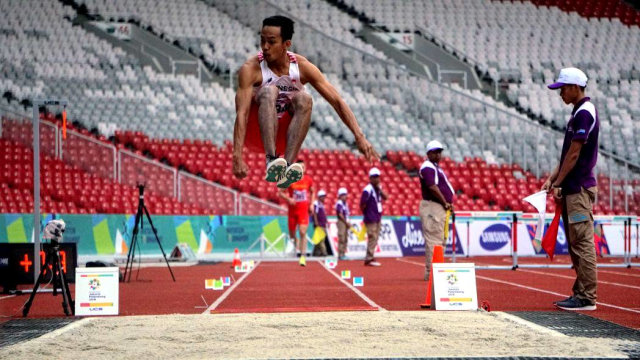 Sapwaturrahman dalam final lompat jauh putra. (Foto: Nugroho Sejati/kumparan)