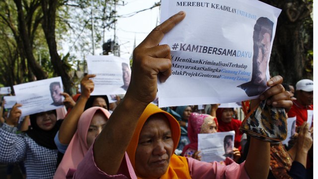 Paralegal Ditangkap, Warga Gunung Talang Aksi di Pengadilan Padang (42522)