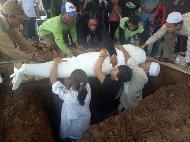 Prosesi pemakaman kakaknya Ashanty. (Foto: D.N Mustika Sari/kumparan)