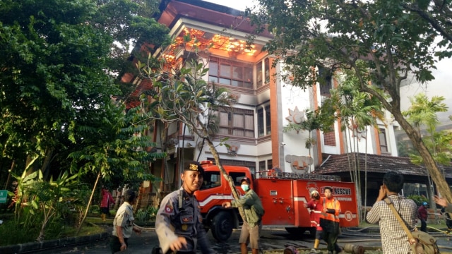 Gedung Unit 5 Kantor Gubernur Terbakar (Foto: Cisilia Agustina Siahaan/kumparan)