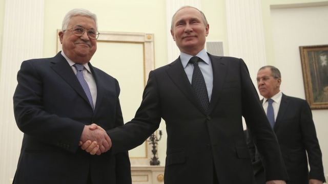 Vladimir Putin Bertemu Mahmoud Abbas. (Foto: REUTERS/Maxim Shipenkov)