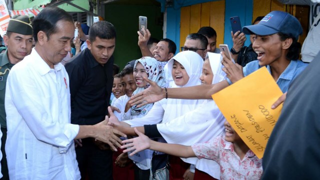 Jokowi Tinjau Normalisasi Sungai Dan Bagi-bagi Buku Di Kota Ambon ...