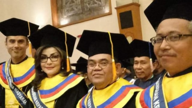 Sukses Majukan Minsel, Tetty Paruntu Raih Gelar Doktor Dari Sekolah Teologi Jakarta