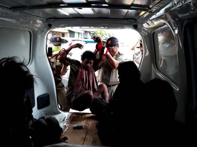 Orang dengan gangguan jiwa diamankan di Tangerang. (Foto: Dok. Polresta Tangerang)