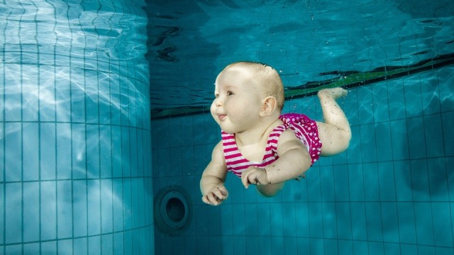 Bayi berenang. (Foto: Pixabay)