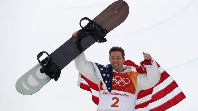 Shaun White dengan papan seluncurnya. (Foto: Issei Kato/Reuters)