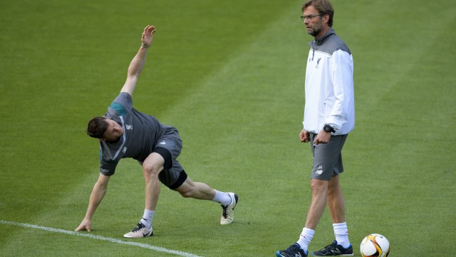 Milner dalam sesi latihan bersama Klopp. (Foto: FABRICE COFFRINI / AFP)