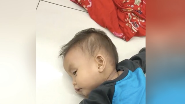 Bayi tergeletak di lantai Alfamart. (Foto: Instagram @nanaaelena)