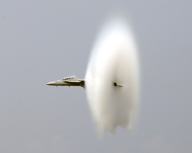 Pesawat tempur menembus kecepatan suara. (Foto: Pixabay)