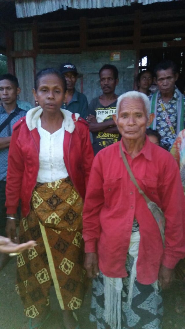 Ibu dan ayah Adelina (Foto: Atoin Anas)