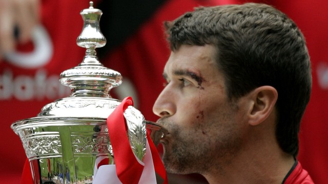 Keane dan trofi Piala FA 2004. (Foto: POOL / AFP)