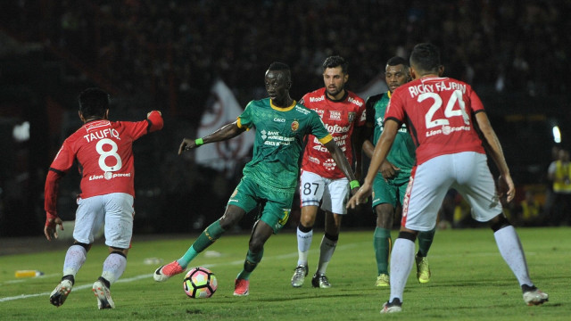 Makan Konate dikurung pemain-pemain Bali United. (Foto: ANTARA/Nyoman Budhiana)