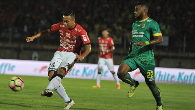 Ricky Fajrin dibayangi Marckho Sandy. (Foto: ANTARA/Nyoman Budhiana)