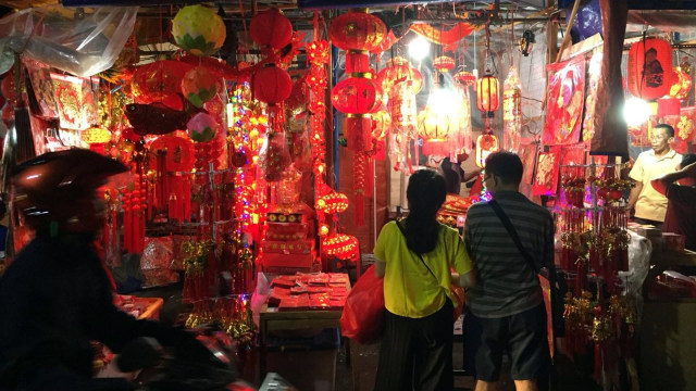 Suasana Imlek di kaki lima Jalan Glodok. (Foto: Abdul Latif/kumparan)