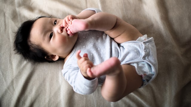 Ilustrasi bayi memasukkan tangan ke mulut. (Foto: Thinkstock)