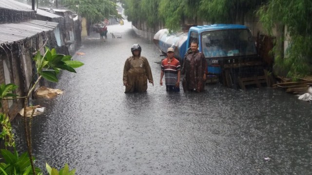 Banjir di Tegal Alur, Kalideres. (Foto: Dok. Humas Polres Jakbar)