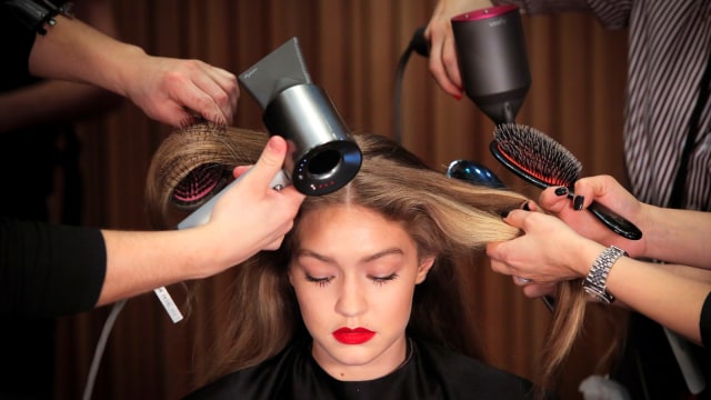 Persiapan New York Fashion Week 2018. (Foto: Reuters/Andrew Kelly)
