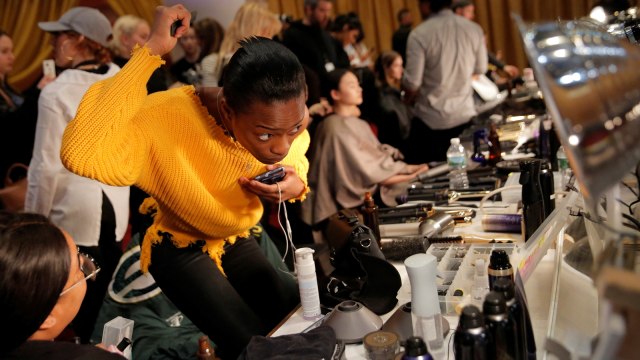 Persiapan New York Fashion Week 2018. (Foto: Reuters/Andrew Kelly)