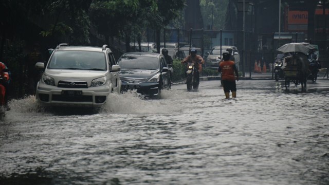 Genangan di Jalan Jendral Ahmad Yani, Jaktim. (Foto: Helmi Afandi Abdullah/kumparan)