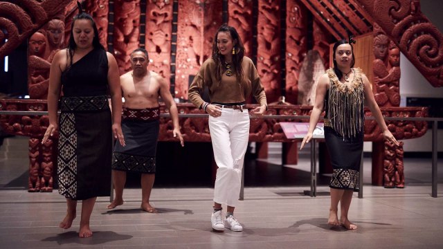 Nadine dengan Suku Maori. (Foto: Dok. Tourism New Zealand)
