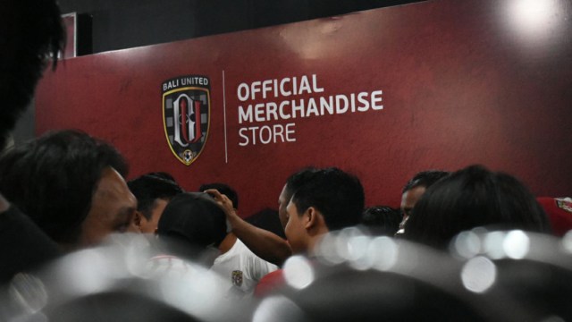 Official Merchandise Store Bali United (Foto: Alan Kusuma/kumparan)