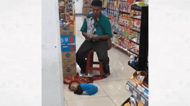 Bayi tergeletak di lantai Alfamart. (Foto: Instagram @nanaaelena)