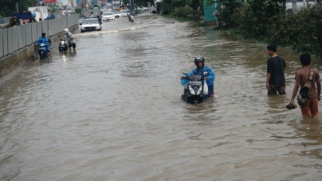 Genangan Air Hujan di Kelapa Gading (Foto: Helmi Afandi/kumparan)