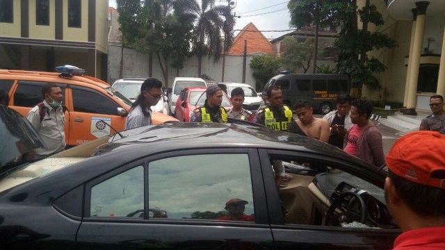 Polisi tangkap pengedar sabu di Surabaya (Foto: Phaksy Sukowati/kumparan)