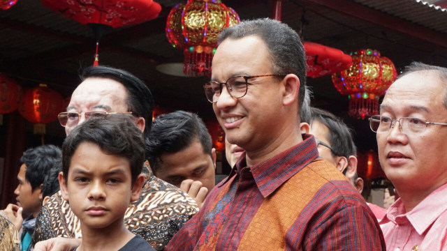 Anies Baswedan di Vihara Dharma Bakti (Foto: Puti Cinintya Arie Safitri/kumparan)