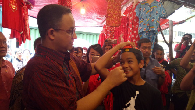 Anies dan Anaknya Membeli Baju Tradisional Cina (Foto:  Nabilla Fatiara/kumparan)