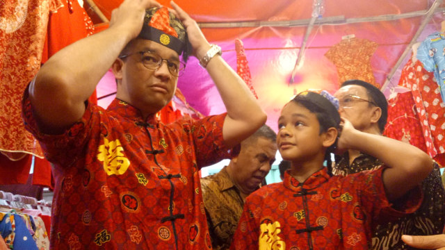 Anies dan Anaknya Membeli Baju Tradisional Cina (Foto:  Nabilla Fatiara/kumparan)