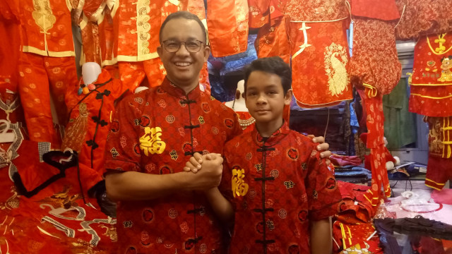 Anies dan Anaknya Membeli Baju Tradisional Cina (Foto:  Nabilla Fatiara/kumparan)