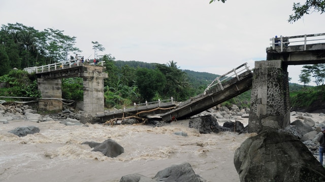 Jembatan di Pekalongan roboh (Foto: ANTARA FOTO/Harviyan Perdana Putra)