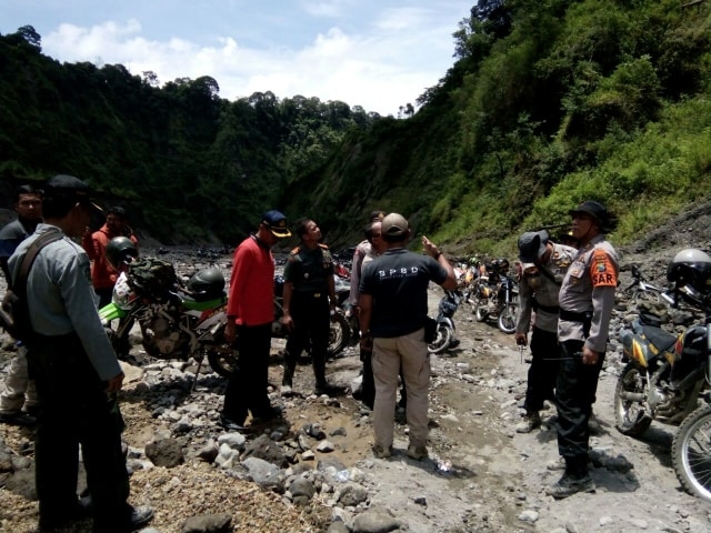 Longsor Tanah Di Kawasan Kelud Menimbun 3 Truk dan 4 Orang Meninggal