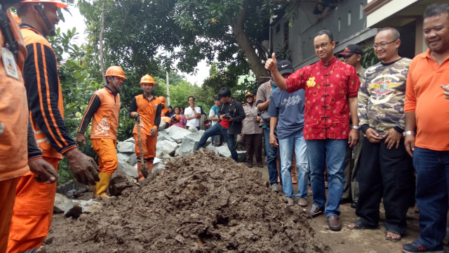 Anies Baswedan Meninjau di Bantaran Kali Ciliwung (Foto: Nabilla Fatiara/kumparan)