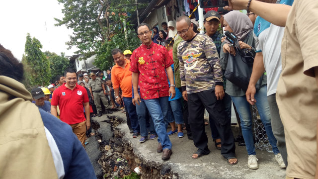 Anies Baswedan di Bantaran Ciliwung (Foto: Nabilla Fatiara/kumparan)