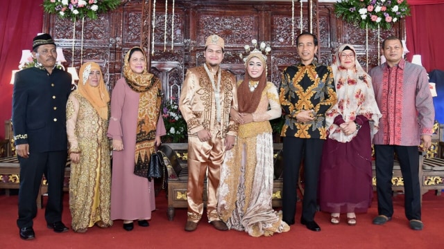 Jokowi dan Iriana di Pernikahan Sopirnya  (Foto: Biro Setpres)