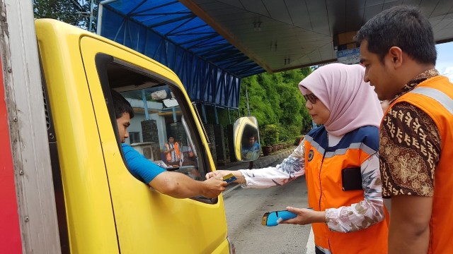 Dirut Jasa Marga Mencoba Mobile Reader (Foto: Dok. Jasa Marga)