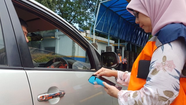 Dirut Jasa Marga Mencoba Mobile Reader (Foto: Dok. Jasa Marga)